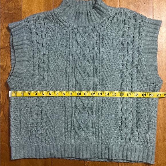 And Now This Extended-Shoulder Chunky Cable Knit Sweater Vest M Green Slouchy - Picture 3 of 7